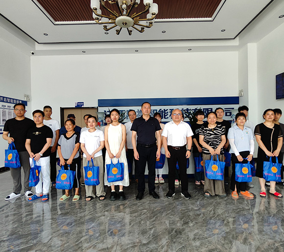 Fürsorge für die Mitarbeiter, Bereitstellung von Coolness in sommerlicher Shanghai-Seide