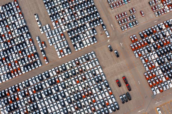 Aufbau intelligenterer Parksysteme mit fortschrittlicher Kameralinsentechnologie